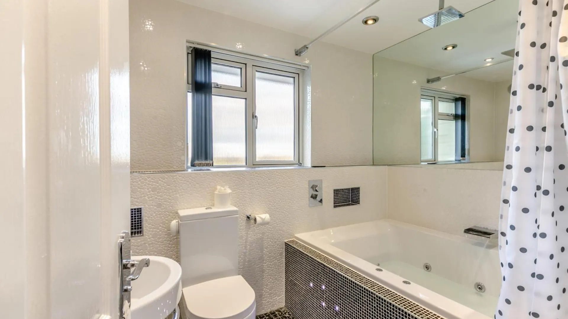 Holiday home Robinswood House - A Beautiful Family Home Near The Cotswold Gloucester